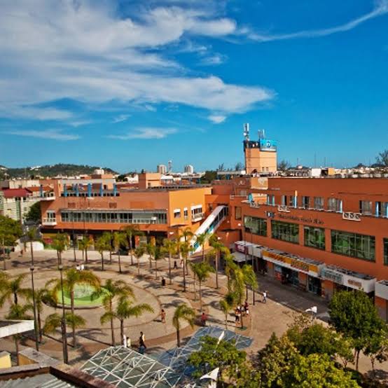 Praça central a céu aberto do Shopping Downtown, na Barra da Tijuca